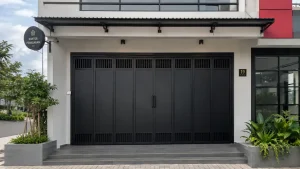Pintu ruko besi minimalis berwarna hitam pada fasad toko modern yang bersih dan profesional.